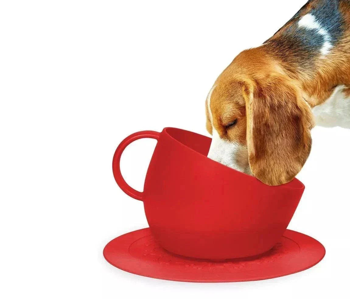 High anti-splash dog bowl with red saucer mat, made from 100% recycled plastic, 2500ml capacity.