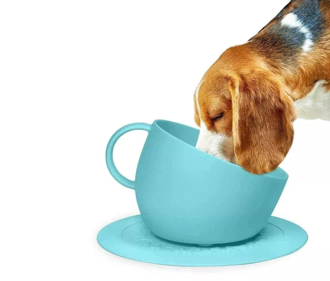 Dog using high anti-splash bowl with aquamarine saucer mat, made from recycled plastic and non-slip design.